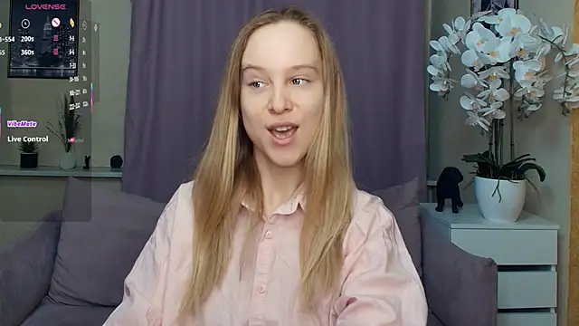 Snapshot of SoonMoor chatting on 03/16/26, 06:34 SoonMoor online show from 03/16/26, 06:34