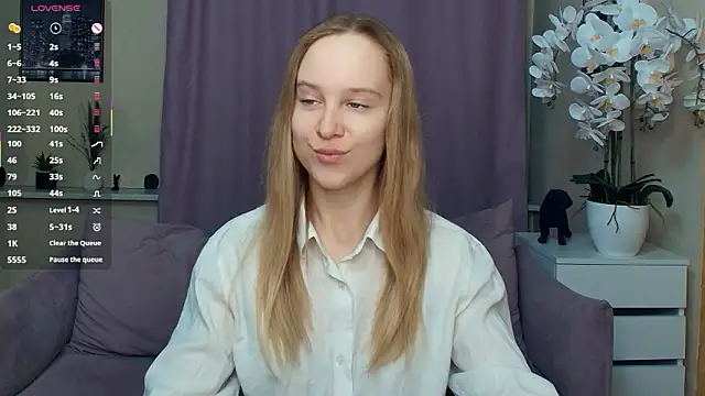 Snapshot of SoonMoor chatting on 03/17/26, 06:44 SoonMoor online show from 03/17/26, 06:44