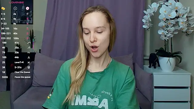 Snapshot of SoonMoor chatting on 04/04/26, 06:38 SoonMoor online show from 04/04/26, 06:38