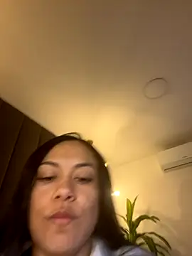 TiffanyyLam online show from 10/29/25, 11:12