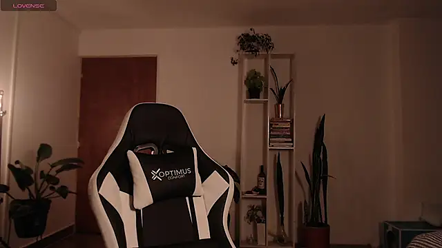 Snapshot of Ellyuwuw chatting on 11/15/25, 01:14 Ellyuwuw online show from 11/15/25, 01:14