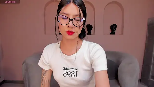 Snapshot of LaurentConnor chatting on 12/14/25, 11:31 LaurentConnor online show from 12/14/25, 11:31