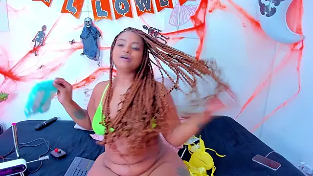 Snapshot of Hill_Brownie chatting on 10/30/25, 01:01 Hill Brownie online show from 10/30/25, 01:01