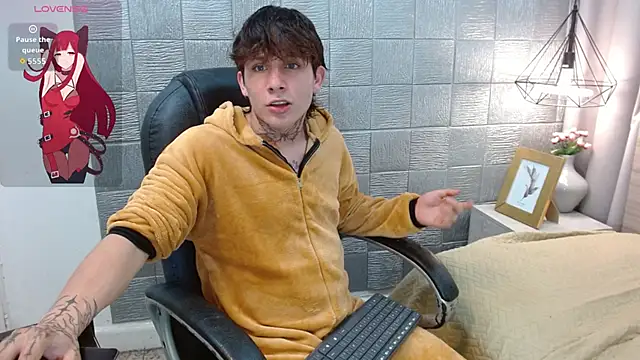 Snapshot of Iantwink18 chatting on 09/18/25, 05:37 Iantwink18 online show from 09/18/25, 05:37