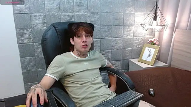 Snapshot of Iantwink18 chatting on 09/22/25, 01:02 Iantwink18 online show from 09/22/25, 01:02