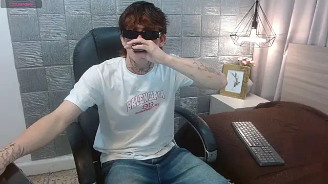 Snapshot of Iantwink18 chatting on 09/24/25, 03:04 Iantwink18 online show from 09/24/25, 03:04