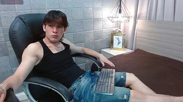 Snapshot of Iantwink18 chatting on 09/29/25, 01:05 Iantwink18 online show from 09/29/25, 01:05