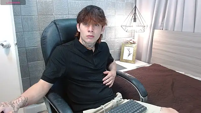 Snapshot of Iantwink18 chatting on 09/30/25, 03:06 Iantwink18 online show from 09/30/25, 03:06