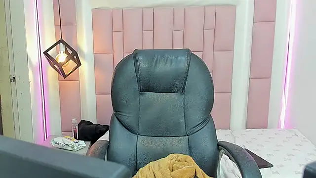 Snapshot of Iantwink18 chatting on 10/10/25, 10:36 Iantwink18 online show from 10/10/25, 10:36