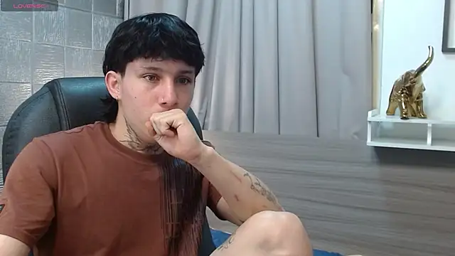 Snapshot of Iantwink18 chatting on 10/12/25, 08:52 Iantwink18 online show from 10/12/25, 08:52