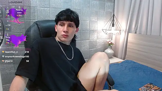 Snapshot of Iantwink18 chatting on 10/16/25, 10:16 Iantwink18 online show from 10/16/25, 10:16