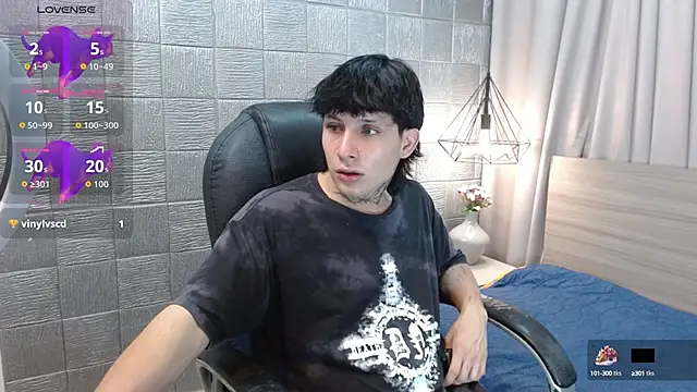 Snapshot of Iantwink18 chatting on 10/16/25, 10:22 Iantwink18 online show from 10/16/25, 10:22