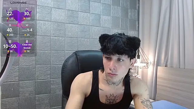 Snapshot of Iantwink18 chatting on 10/17/25, 06:32 Iantwink18 online show from 10/17/25, 06:32