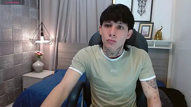 Snapshot of Iantwink18 chatting on 10/25/25, 08:14 Iantwink18 online show from 10/25/25, 08:14