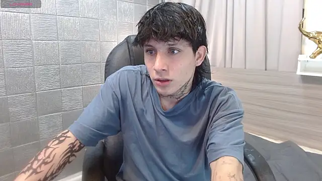 Snapshot of Iantwink18 chatting on 11/18/25, 02:17 Iantwink18 online show from 11/18/25, 02:17