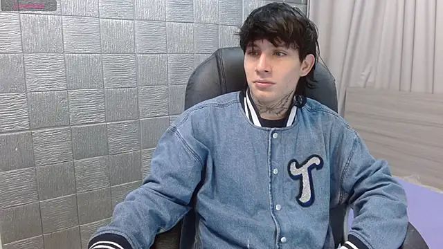 Snapshot of Iantwink18 chatting on 11/30/25, 03:32 Iantwink18 online show from 11/30/25, 03:32