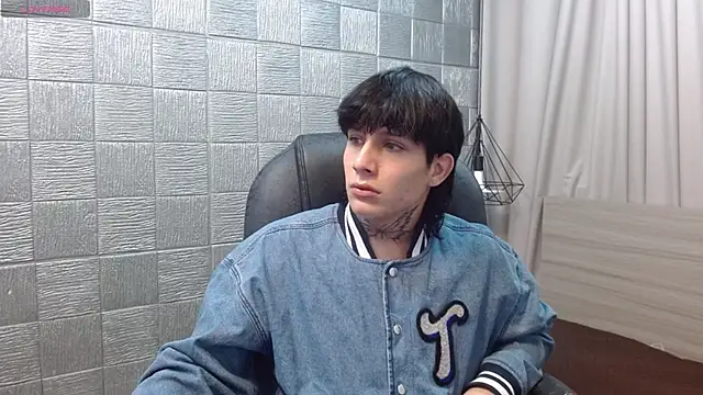 Snapshot of Iantwink18 chatting on 12/04/25, 12:42 Iantwink18 online show from 12/04/25, 12:42