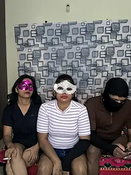 Snapshot of Family02 chatting on 12/17/25, 04:57 Family02 online show from 12/17/25, 04:57