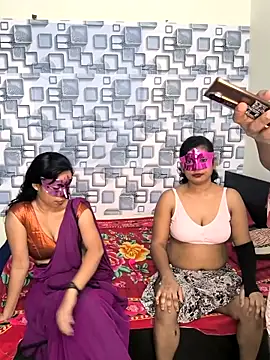 Snapshot of Family02 chatting on 12/19/25, 05:09 Family02 online show from 12/19/25, 05:09