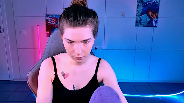 Snapshot of AliceCUNTach chatting on 11/15/25, 05:05 AliceCUNTach online show from 11/15/25, 05:05