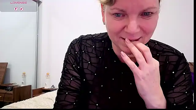 Snapshot of aussiepeaches chatting on 07/01/26, 11:01 aussiepeaches online show from 07/01/26, 11:01