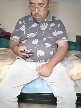 Snapshot of HomHot47 chatting on 10/31/25, 04:02 HomHot47 online show from 10/31/25, 04:02