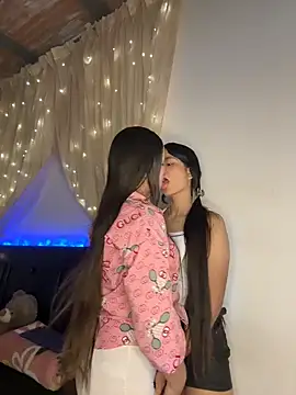 Snapshot of Ashley_and_Zoe chatting on 01/10/26, 04:31 Ashley and Zoe online show from 01/10/26, 04:31