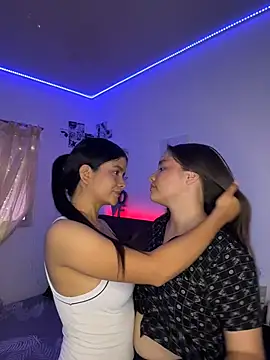 Snapshot of Ashley_and_Zoe chatting on 04/05/26, 04:59 Ashley and Zoe online show from 04/05/26, 04:59