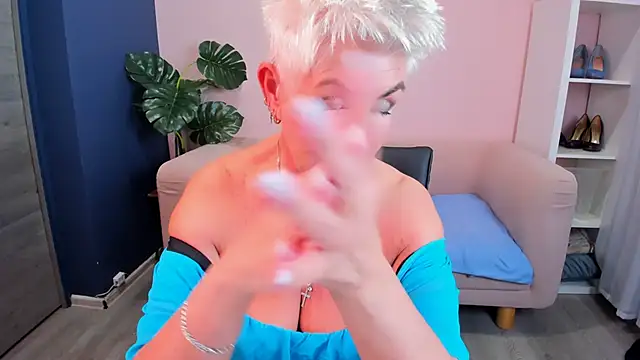 Snapshot of HotandMature chatting on 03/18/25, 11:19 HotandMature online show from 03/18/25, 11:19