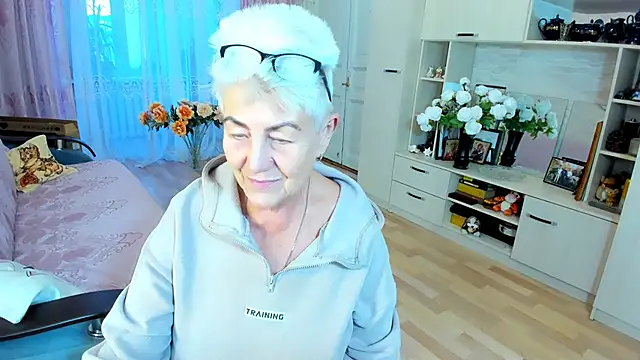 Snapshot of HotandMature chatting on 12/22/25, 10:12 HotandMature online show from 12/22/25, 10:12