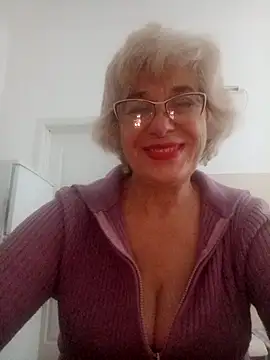 Snapshot of 52MiaLove02 chatting on 10/16/25, 04:35 52MiaLove02 online show from 10/16/25, 04:35