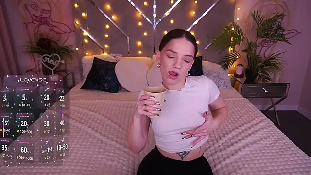 Snapshot of MirielleNymph chatting on 03/25/26, 01:39 MirielleNymph online show from 03/25/26, 01:39