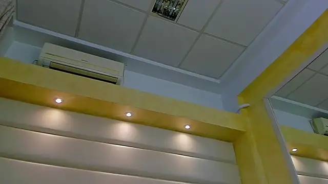 Snapshot of Jelly_Bee chatting on 10/30/25, 08:31 Jelly Bee online show from 10/30/25, 08:31