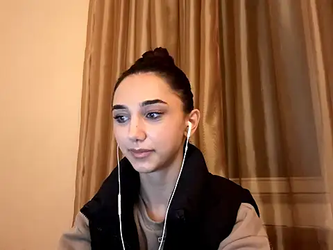 Snapshot of LinaMour chatting on 10/03/25, 10:07 LinaMour online show from 10/03/25, 10:07