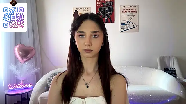 Snapshot of LinaMour chatting on 05/18/26, 04:07 LinaMour online show from 05/18/26, 04:07