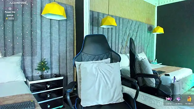 SkylerBloomm online show from 12/21/25, 03:02