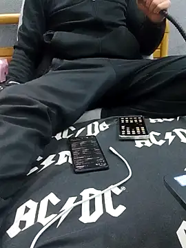 yazinyazin1 online show from 12/18/25, 05:24