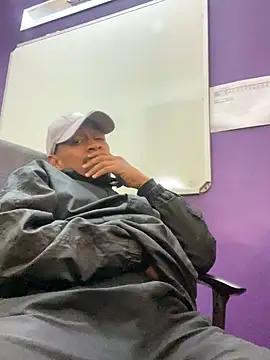 Snapshot of fitsexyman chatting on 10/20/25, 02:39 fitsexyman online show from 10/20/25, 02:39