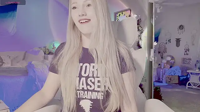 Snapshot of Talulaa chatting on 10/03/25, 06:38 Talulaa online show from 10/03/25, 06:38