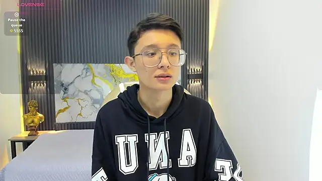 SantiagoRusso18 online show from 09/21/25, 01:02