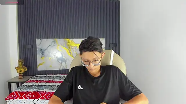 SantiagoRusso18 online show from 12/17/25, 02:45