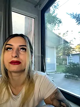 Snapshot of Ella_Vee chatting on 09/24/25, 04:38 Ella Vee online show from 09/24/25, 04:38