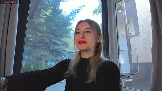 Snapshot of Ella_Vee chatting on 10/01/25, 05:02 Ella Vee online show from 10/01/25, 05:02