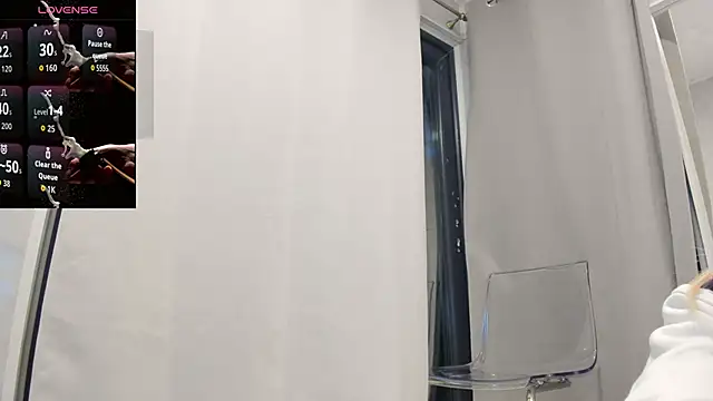 Snapshot of Ella_Vee chatting on 10/04/25, 03:59 Ella Vee online show from 10/04/25, 03:59