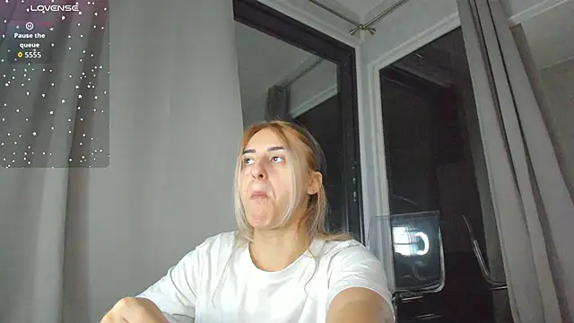 Snapshot of Ella_Vee chatting on 10/10/25, 03:38 Ella Vee online show from 10/10/25, 03:38