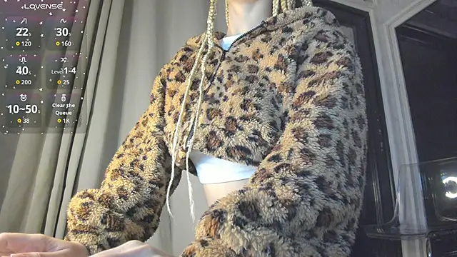 Snapshot of Ella_Vee chatting on 10/21/25, 02:45 Ella Vee online show from 10/21/25, 02:45