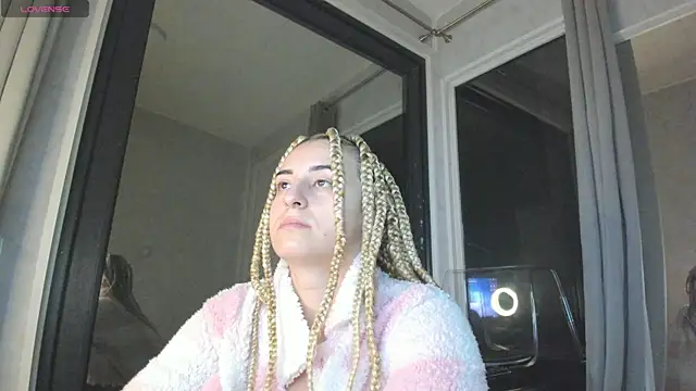 Snapshot of Ella_Vee chatting on 10/22/25, 02:34 Ella Vee online show from 10/22/25, 02:34