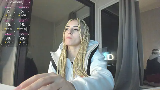 Snapshot of Ella_Vee chatting on 10/25/25, 03:03 Ella Vee online show from 10/25/25, 03:03