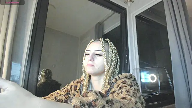 Snapshot of Ella_Vee chatting on 10/26/25, 04:07 Ella Vee online show from 10/26/25, 04:07