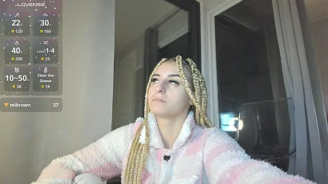 Snapshot of Ella_Vee chatting on 10/29/25, 03:53 Ella Vee online show from 10/29/25, 03:53